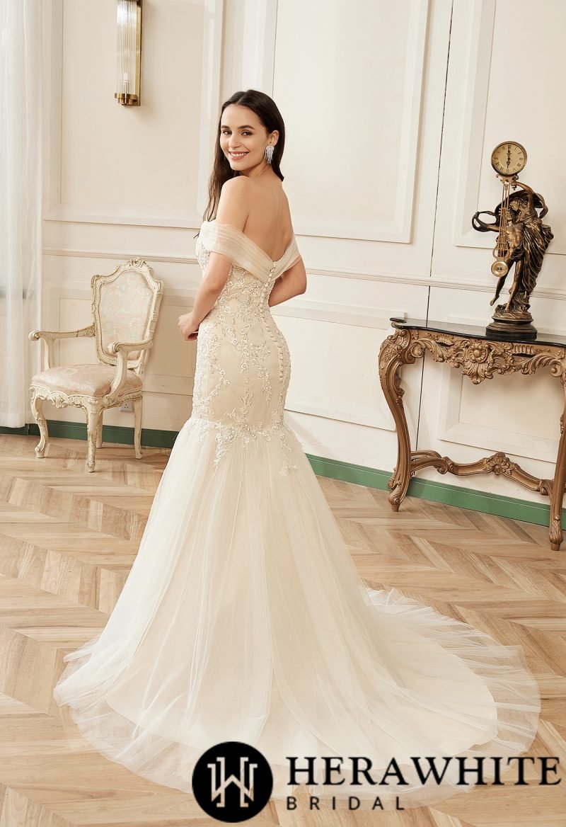Robe brodée de cérémonie blanche